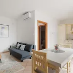 Appartement Guesthost - Spacious 600 Mt To Metro M3 Comasina