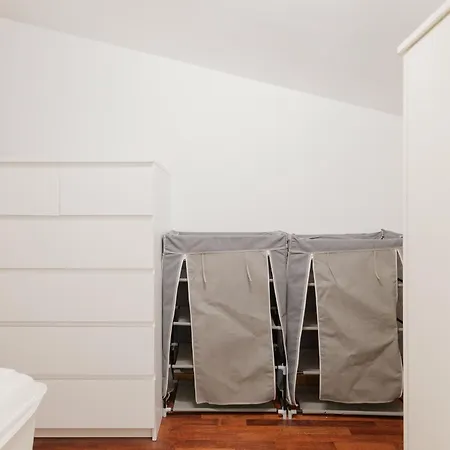 Apartamento Guesthost - Spacious 600 Mt To Metro M3 Comasina Milán