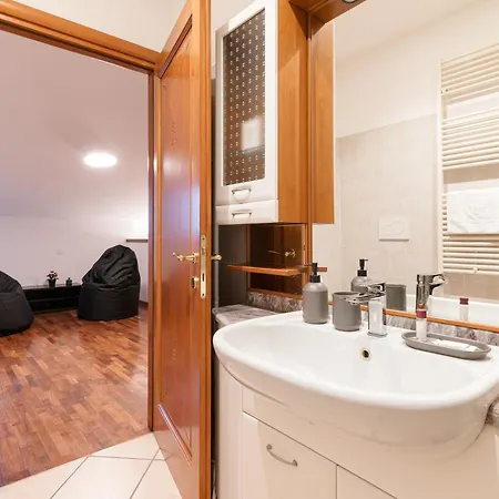 Apartamento Guesthost - Spacious 600 Mt To Metro M3 Comasina *