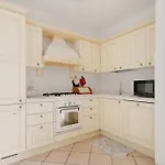 Guesthost - Spacious 600 Mt To Metro M3 Comasina