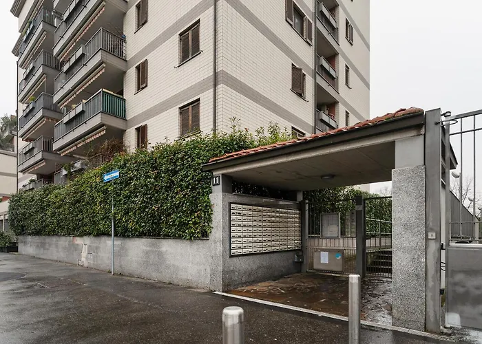 Apartment Guesthost - Spacious 600 Mt To Metro M3 Comasina