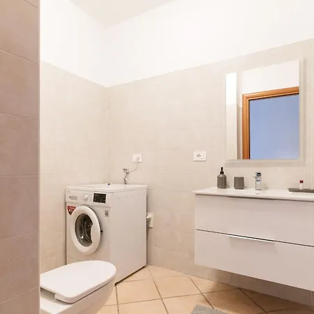 Spacious 600 Mt To Metro M3 Comasina ميلان
